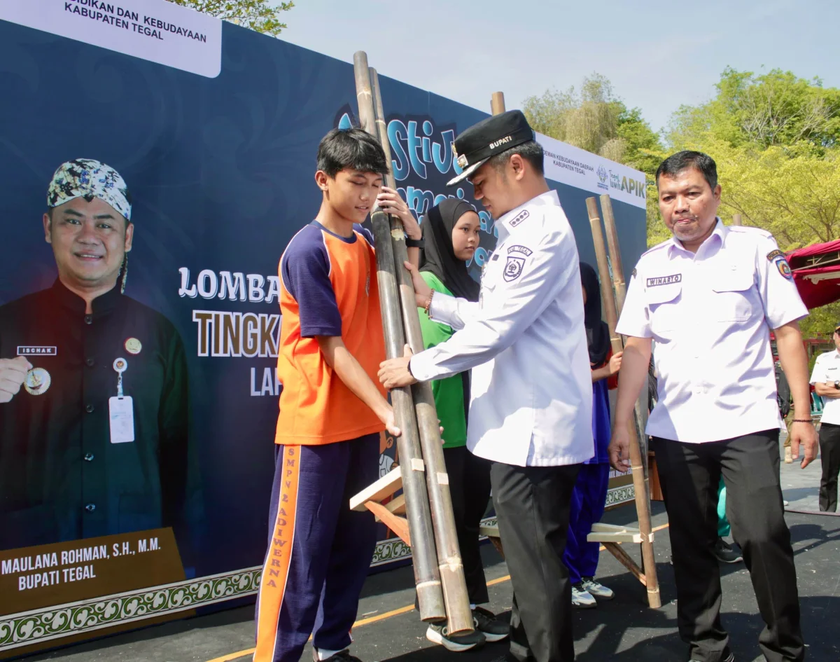 Ratusan Pelajar Tegal Adu Ketangkasan Egrang dan Gobak Sodor, Hidupkan Kembali Permainan Tradisional