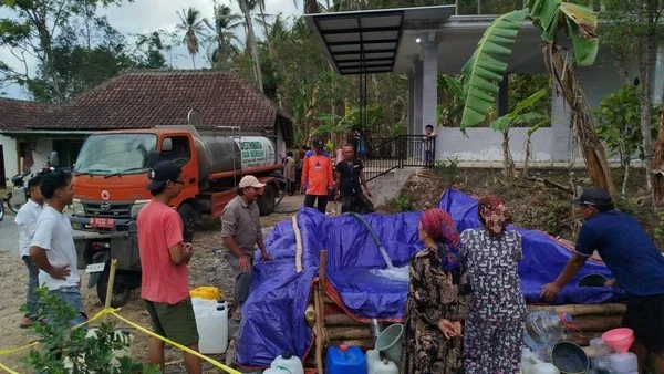 BPBD Kabupaten Malang terus mendistribusikan bantuan air bersih untuk warga terdampak kekeringan. Desa Banjarejo, Kecamatan Bantur, kini turut dilaporkan mengalami krisis air bersih.