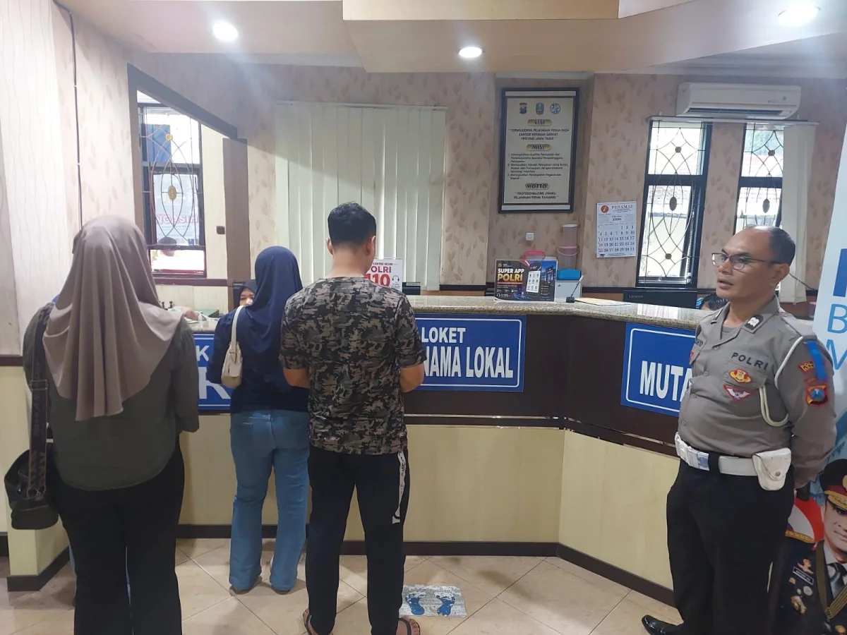 Petugas KB Samsat Talangagung bersama Satlantas Polres Malang memberikan pelayanan langsung kepada wajib pajak dengan pendekatan humanis, Jumat (30/10/2026).