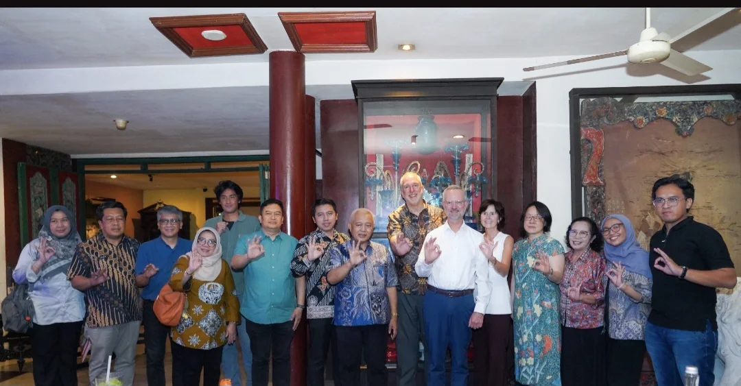 Bupati Malang M. Sanusi bersama pihak AEPW membahas keberlanjutan program pengelolaan sampah di Kabupaten Malang, Senin (5/10/2026) malam.