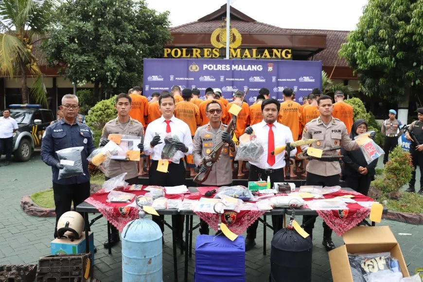 Kapolres Malang AKBP Rulian Syauri menunjukkan hasil pengungkapan 273 kasus kejahatan selama Operasi Sikat Semeru 2026 dalam konferensi pers di Polres Malang.