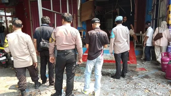 Petugas kepolisian melakukan pengecekan dan penanganan di lokasi ledakan usaha laundry di Jalan Sigura-gura, Kecamatan Lowokwaru, Kota Malang, Jumat (30/10/2026)