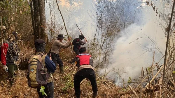 Tim gabungan melakukan upaya pemadaman kebakaran hutan dan lahan di kawasan Gunung Arjuno yang meluas ke Kabupaten Malang dan Kota Batu. Sebanyak 16 titik panas masih terpantau per 22 Oktober 2026.