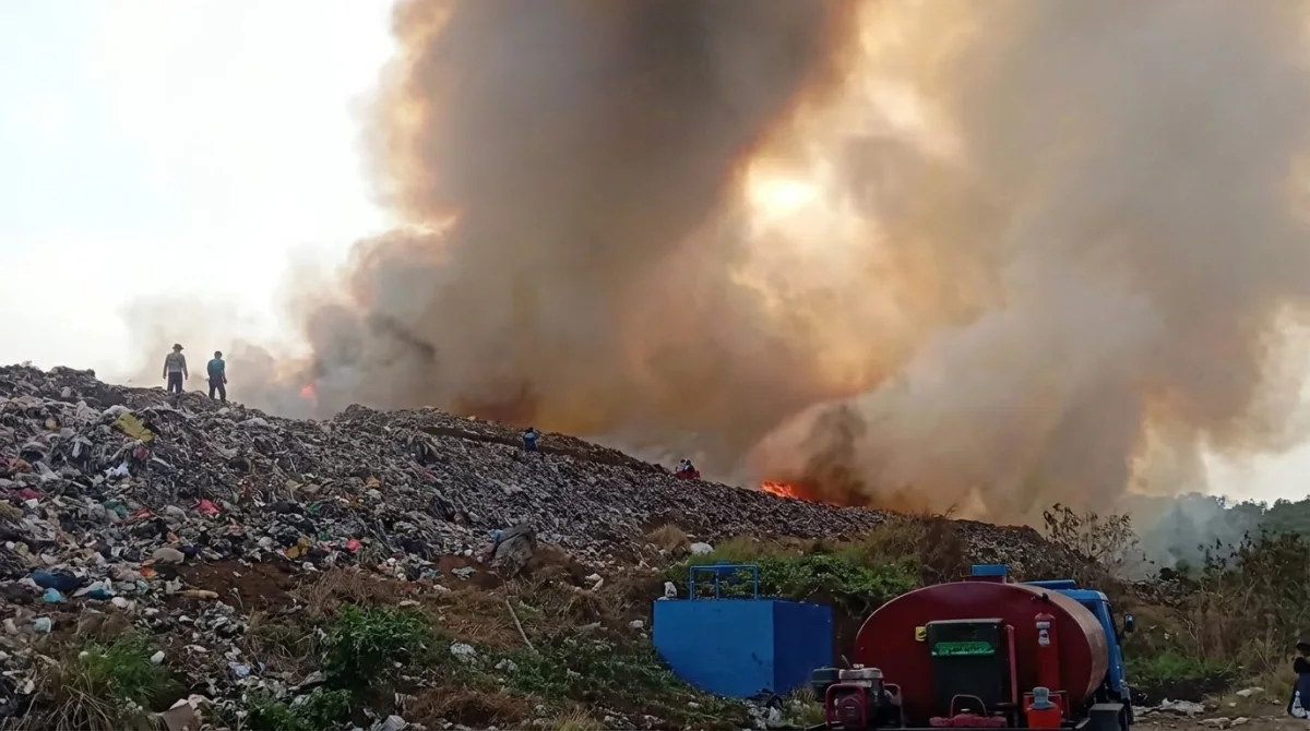 Kebakaran TPA Supiturang di Kecamatan Sukun, Kota Malang, Rabu (21/10/2026), memicu kepulan asap tebal dan menyisakan puluhan titik api kecil. Asap dilaporkan hingga permukiman warga di Kecamatan Dau, Kabupaten Malang.
