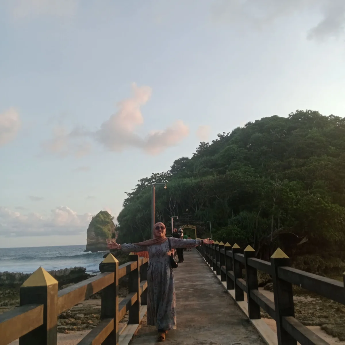 Pantai Ngliyep di Desa Kedungsalam, Kecamatan Donomulyo, Kabupaten Malang, menjadi lokasi penelusuran sejarah lokal dan tradisi labuhan oleh reporter Narative.id, Kamis (1/10/2026).